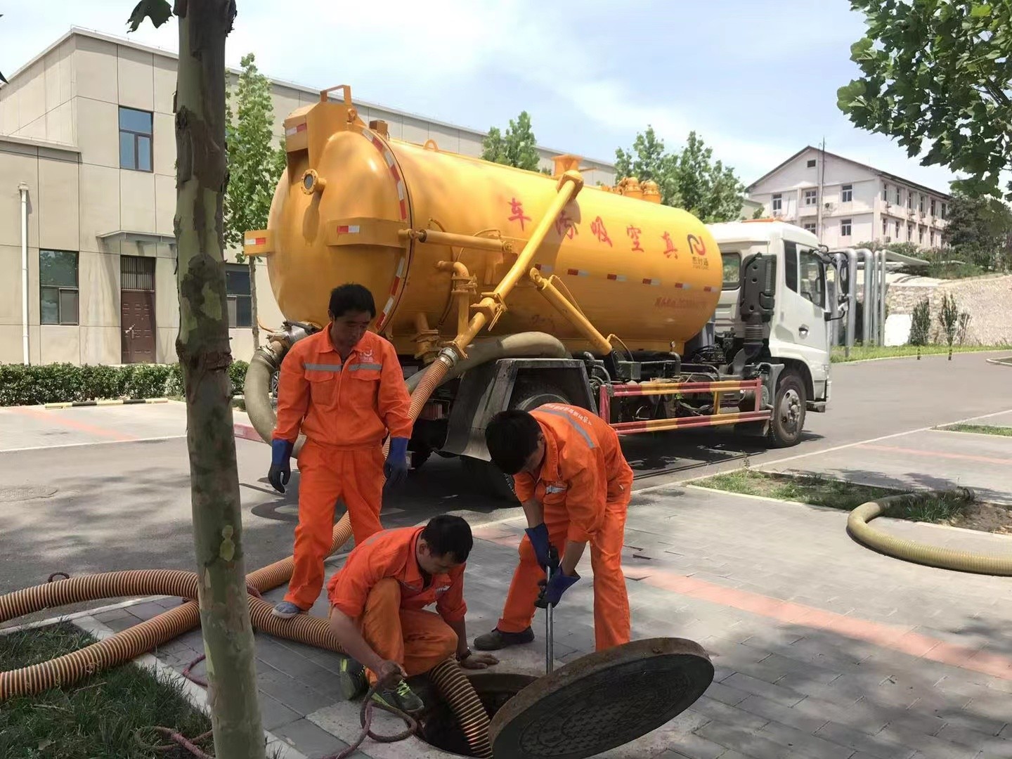 六枝特管道疏通车停在窨井附近