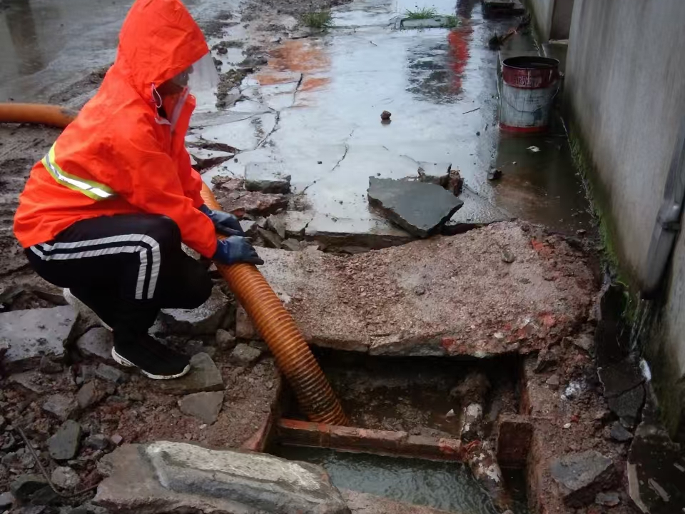 六枝特专业清理污水池 炜誉市政以规范流程守护城市 “肠道”